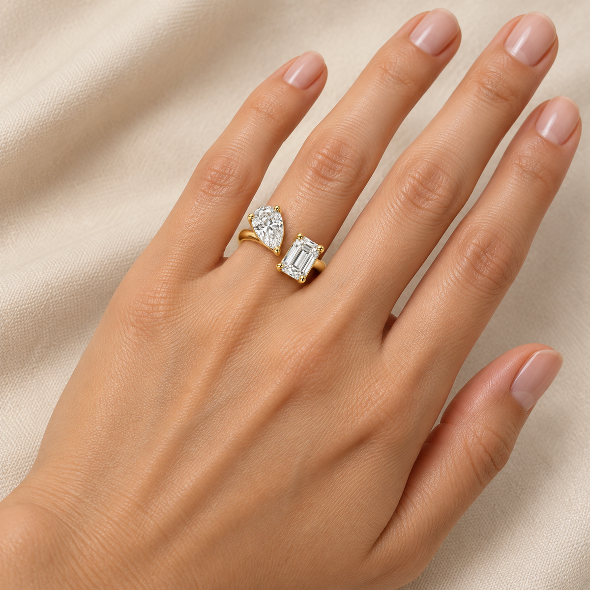 MISSISSI Élan pear and emerald lab-grown diamond ring in yellow gold worn on the left ring finger. Design visualization.