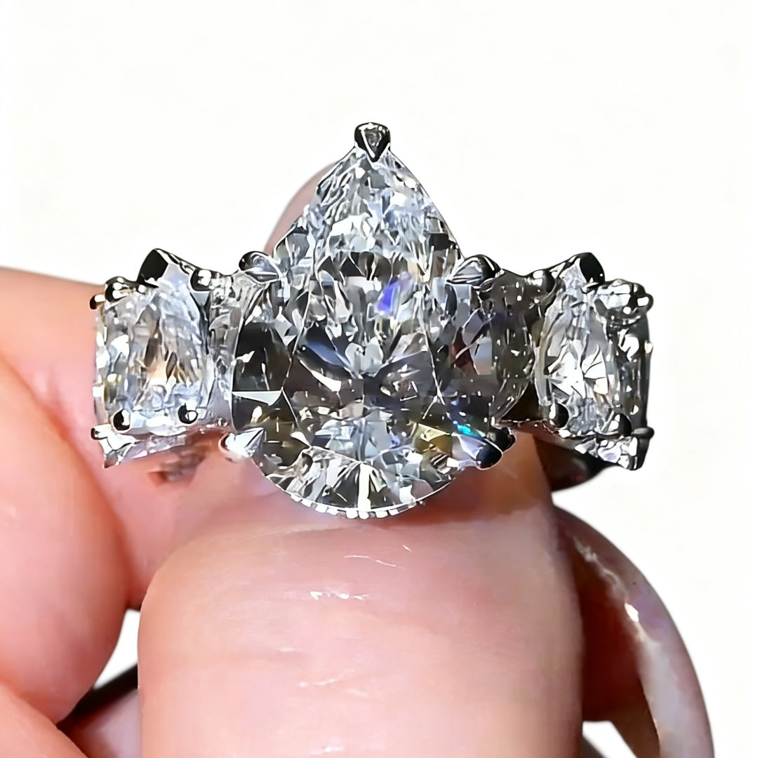 18K Gold Luxury Heart-Shaped Diamond Ring – Elegant & Romantic Statement Design