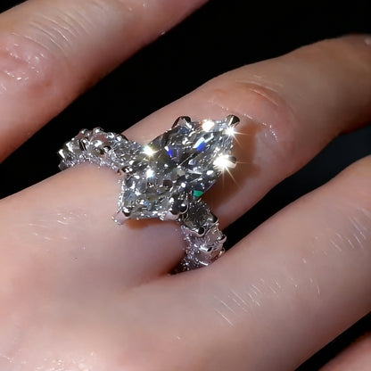 18K Gold Marquise Cut Diamond Ring – Luxurious Setting, Elegant & Timeless Design