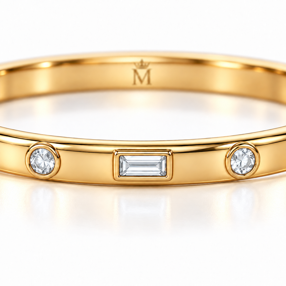 MISSISSI LIGHT INTERVAL lab-grown diamond bangle in yellow metal, three separated bezel settings in close-up; design visualization
