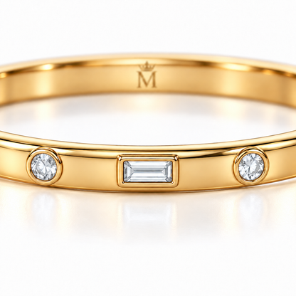 MISSISSI LIGHT INTERVAL lab-grown diamond bangle in yellow metal, three separated bezel settings in close-up; design visualization