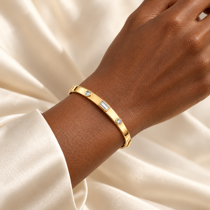 MISSISSI LIGHT INTERVAL lab-grown diamond bangle in yellow metal, on an adult deep-brown-skinned wrist; design visualization