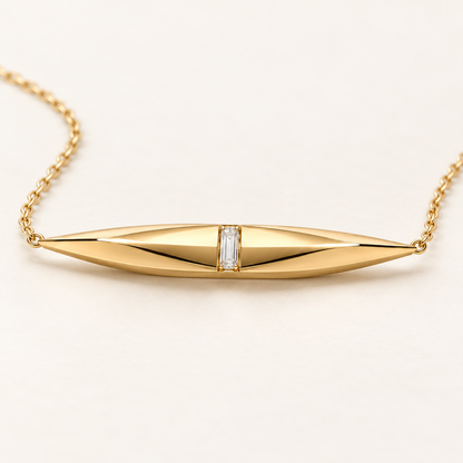 MISSISSI FACET LINE design visualization in yellow gold, low-angle view of the elongated pendant and fine chain.