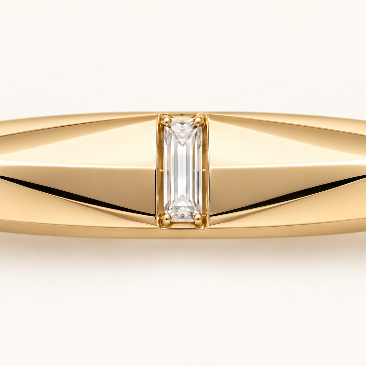 MISSISSI FACET LINE design visualization in yellow gold, close-up of the central vertical rectangular lab-grown diamond and polished facets.
