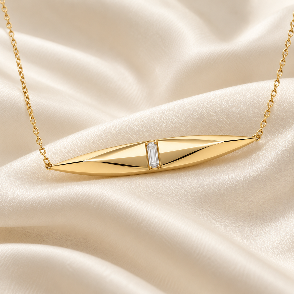 MISSISSI FACET LINE design visualization in yellow gold, with the faceted spindle pendant and fine chain styled on fabric.