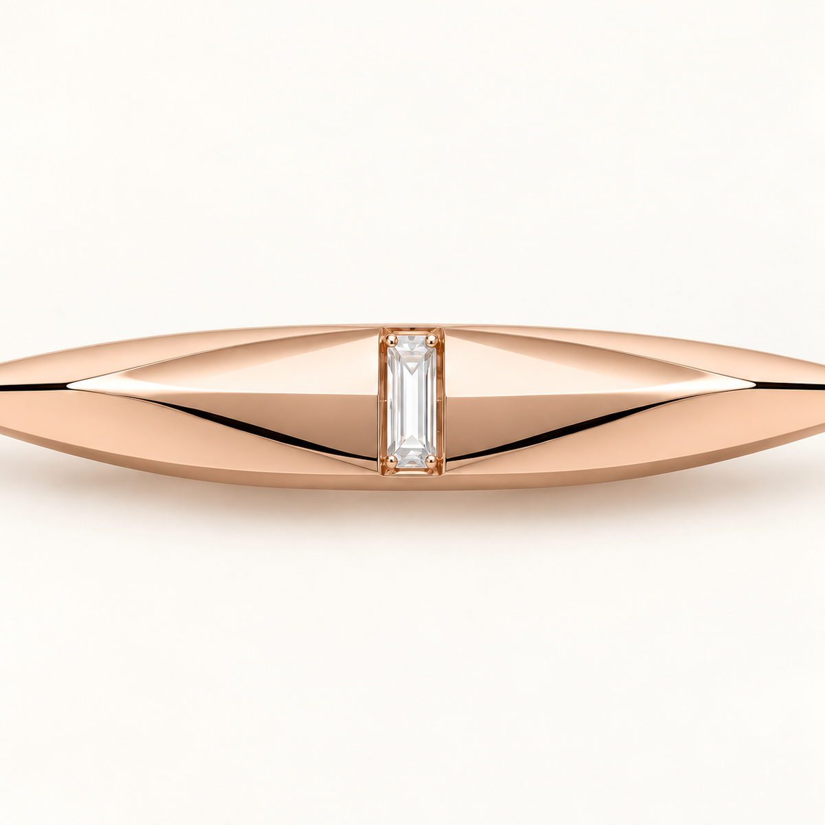MISSISSI FACET LINE design visualization in rose gold, close-up of the central vertical rectangular lab-grown diamond and polished facets.