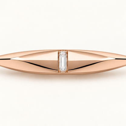 MISSISSI FACET LINE design visualization in rose gold, close-up of the central vertical rectangular lab-grown diamond and polished facets.