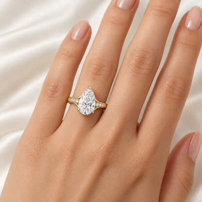 MISSISSI U04 pear lab-grown diamond contour ring in yellow gold, ring worn on an adult hand; design visualization