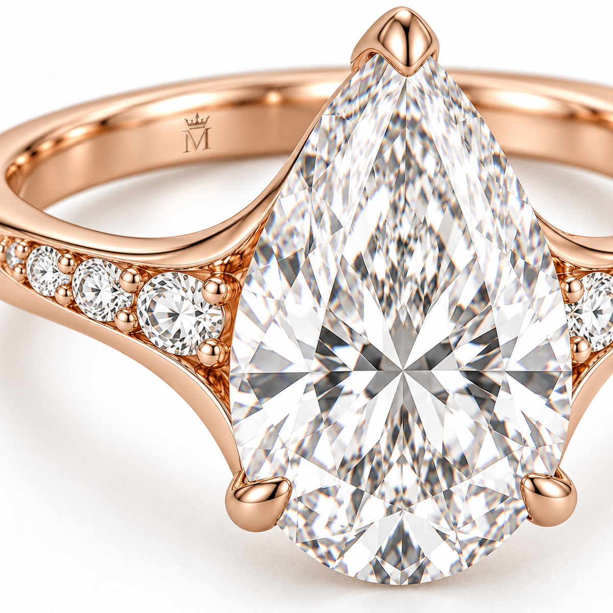 MISSISSI U04 pear lab-grown diamond contour ring in rose gold, close-up of pear diamond and protective prong setting; design visualization
