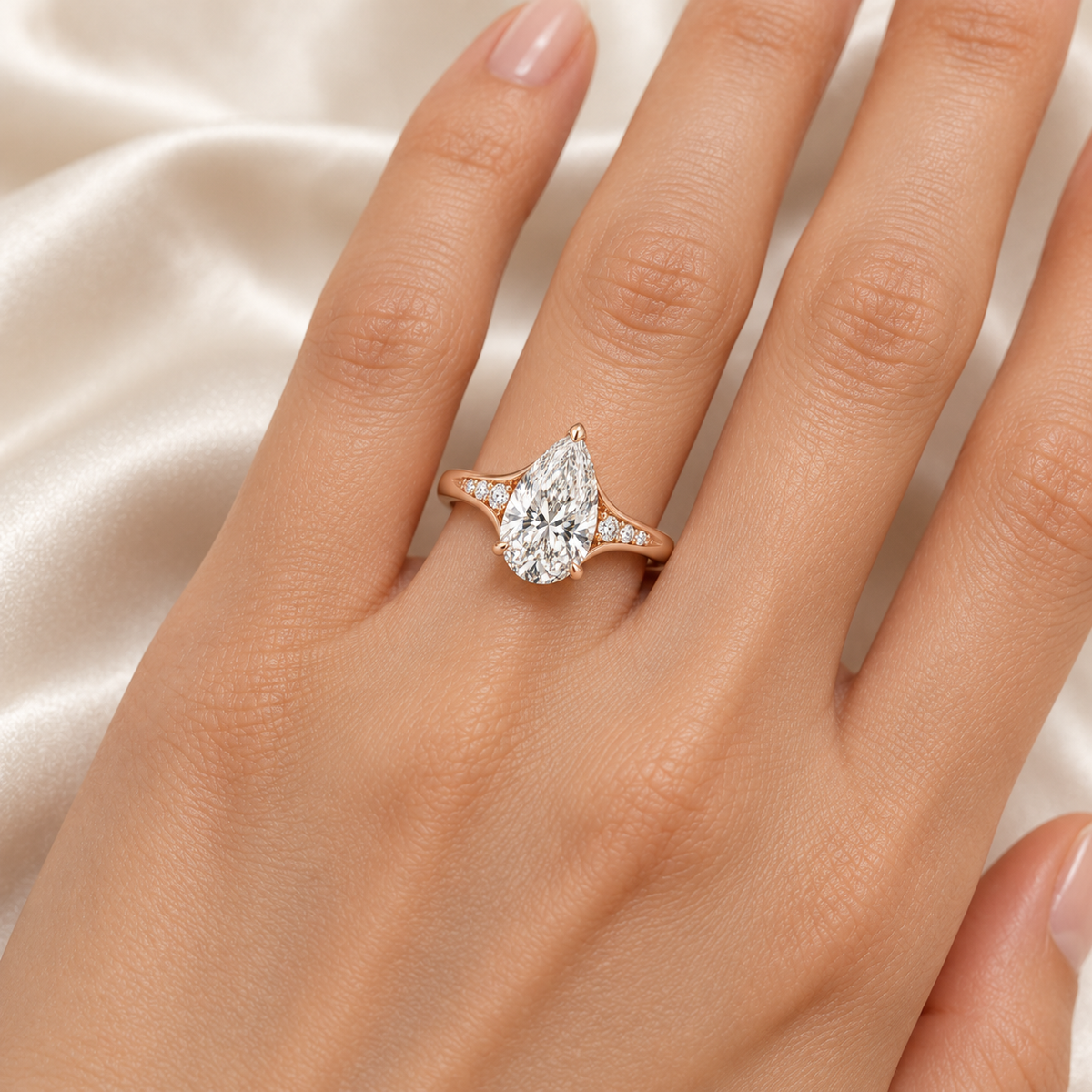 MISSISSI U04 pear lab-grown diamond contour ring in rose gold, ring worn on an adult hand; design visualization