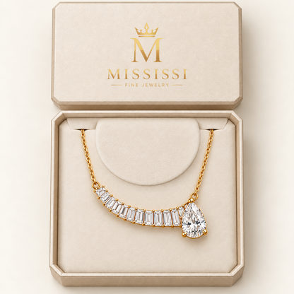 MISSISSI Off-Center Comet Pear and Baguette Lab-Grown Diamond Necklace design visualization in yellow gold, inside an ivory presentation box with the official MISSISSI logo