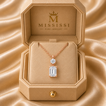 T18 round and emerald-cut lab-grown diamond necklace in 14K rose gold inside the official champagne MISSISSI box, design visualization