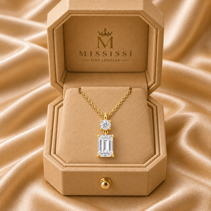 T18 round and emerald-cut lab-grown diamond necklace in 14K yellow gold inside the official champagne MISSISSI box, design visualization